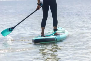 persona practicando stand up paddle
