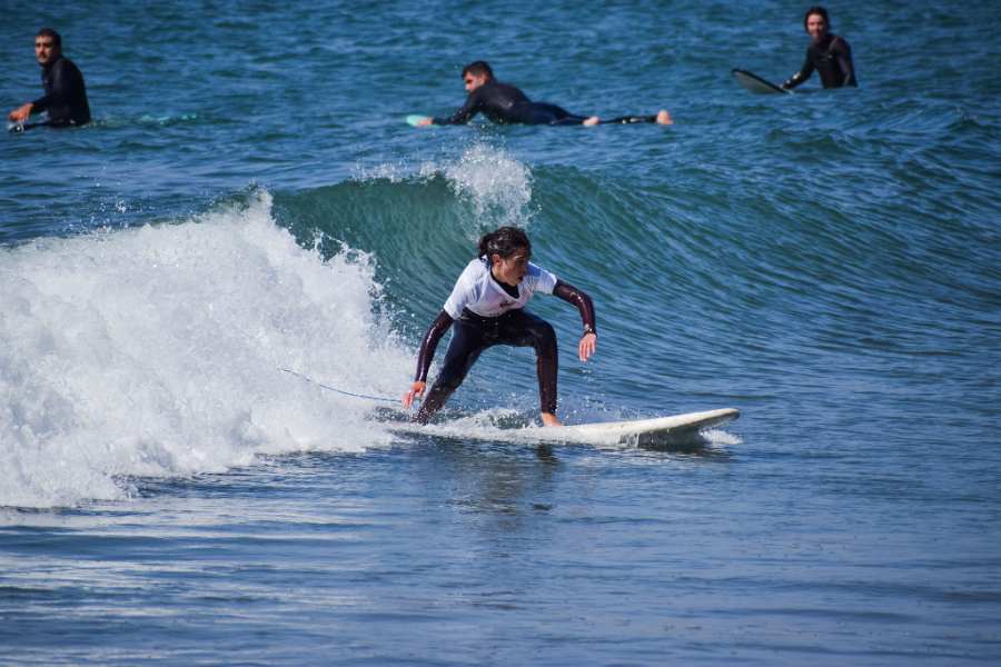 Mejores playas para surfear, surfista en nuestra escuela de Surf