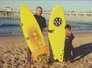 surf inclusivo, dos personas con la tabla de la Escuela de Surf Salinas