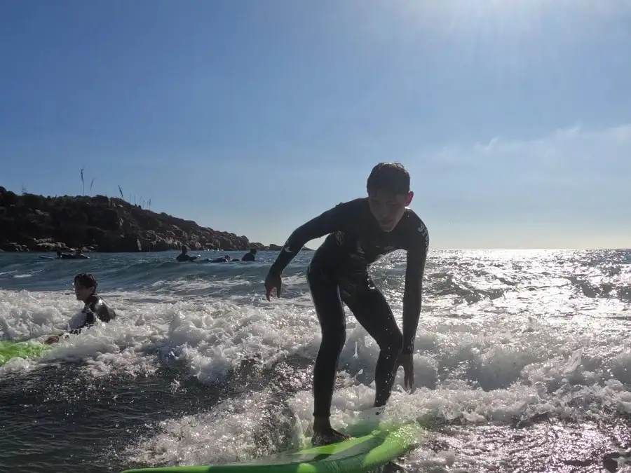 saber surfear, niño aprendiendo